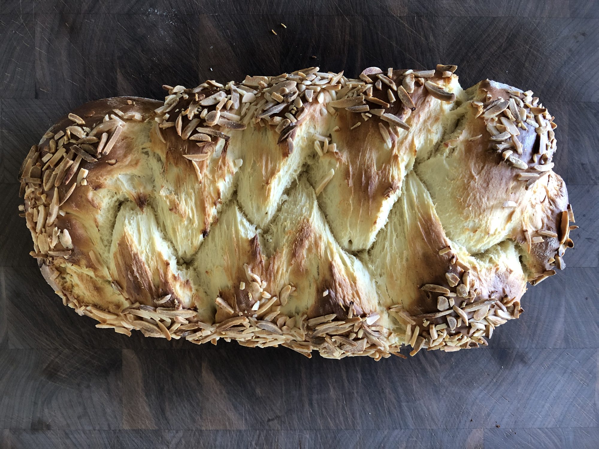 Frisch gebackener Hefezopf mit Mandelsplittern