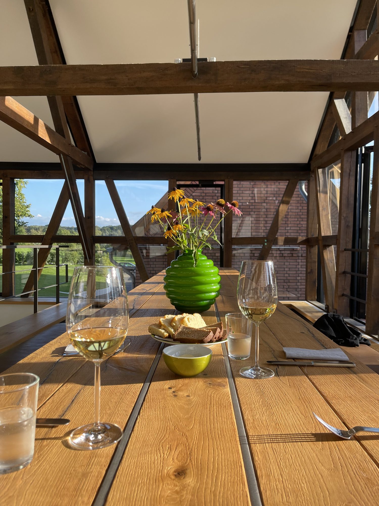 Tafel mit Blick über die Wiesen bei Sonnenuntergang